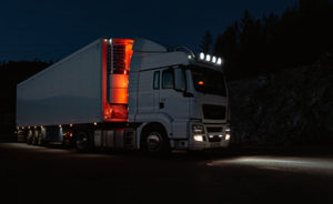 Ein LKW fährt Nachts auf einer Straße